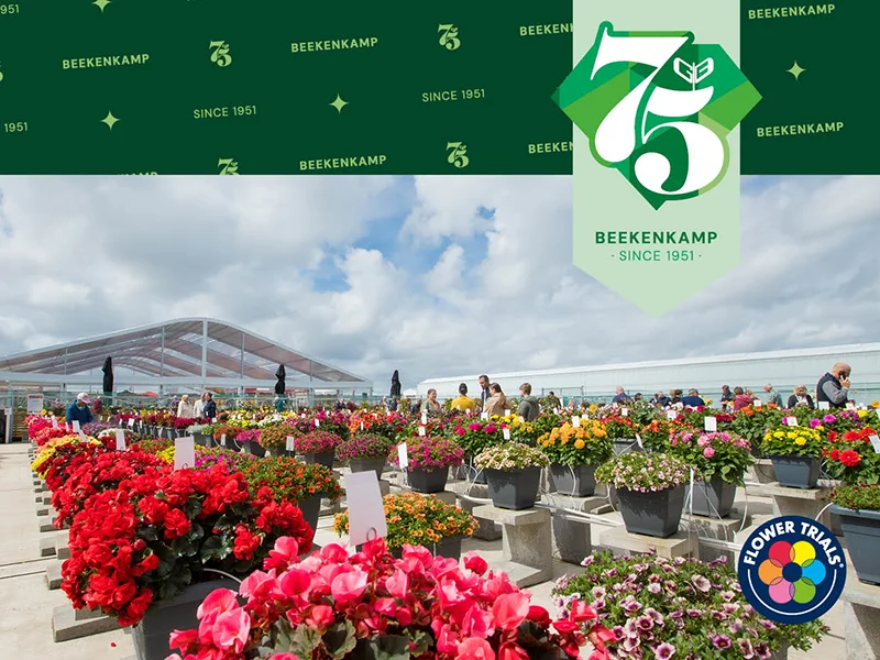 Trial Garden in volle bloei met het 75 jaar jubileum logo.